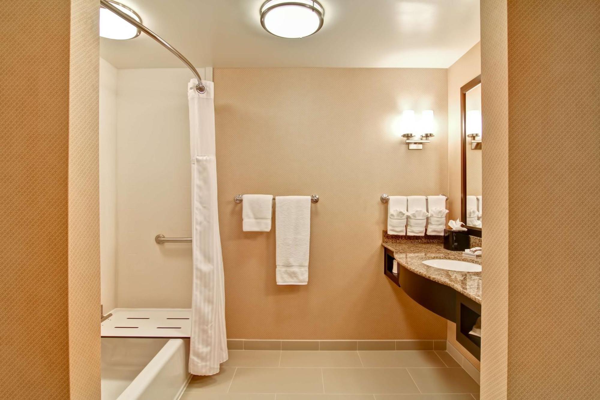 Hilton Garden Inn Woodbridge Eksteriør billede