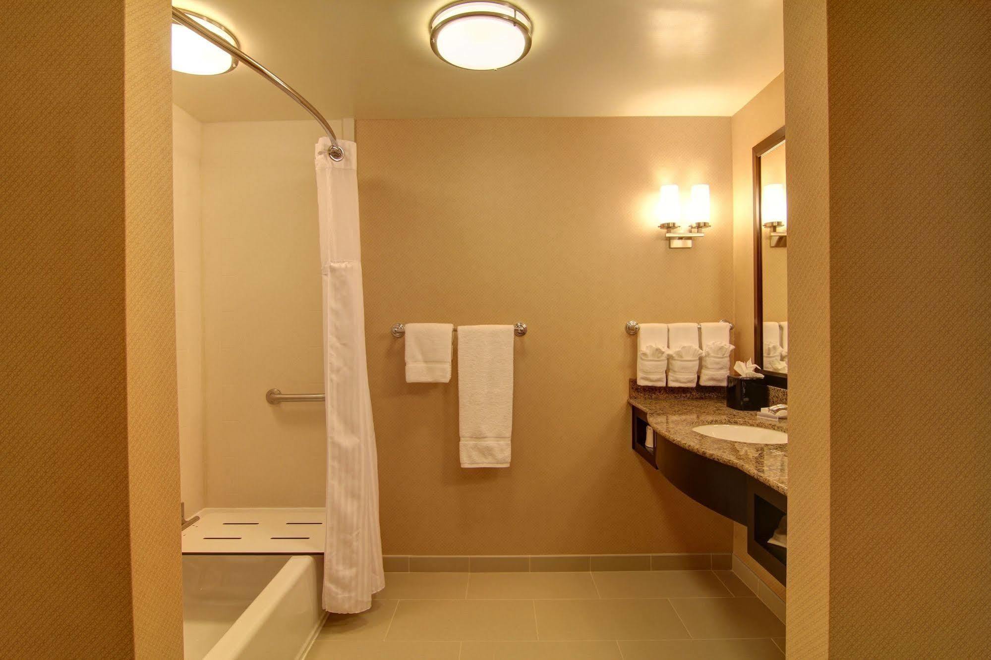 Hilton Garden Inn Woodbridge Eksteriør billede