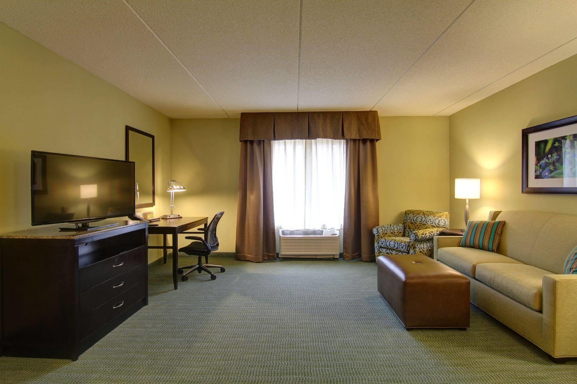 Hilton Garden Inn Woodbridge Eksteriør billede